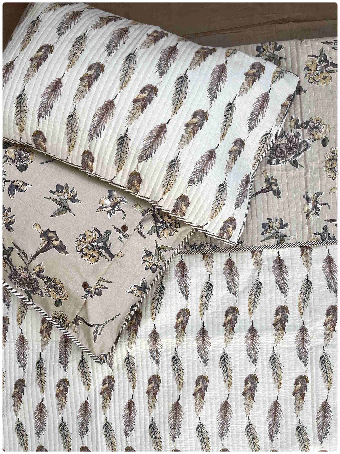 Decaso Bedspreads - Pale Silver