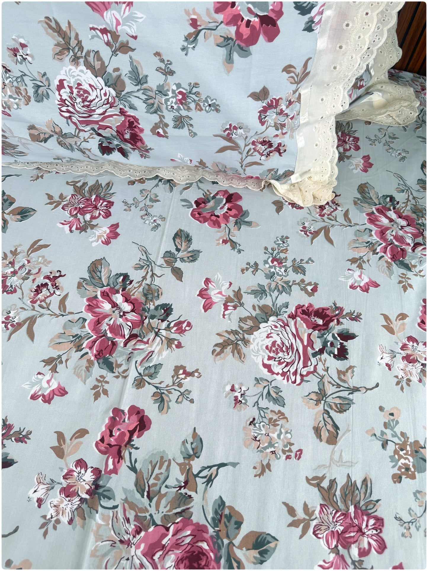 Floral Printed Super King Sized Bedsheet & Pillow Covers with Lace