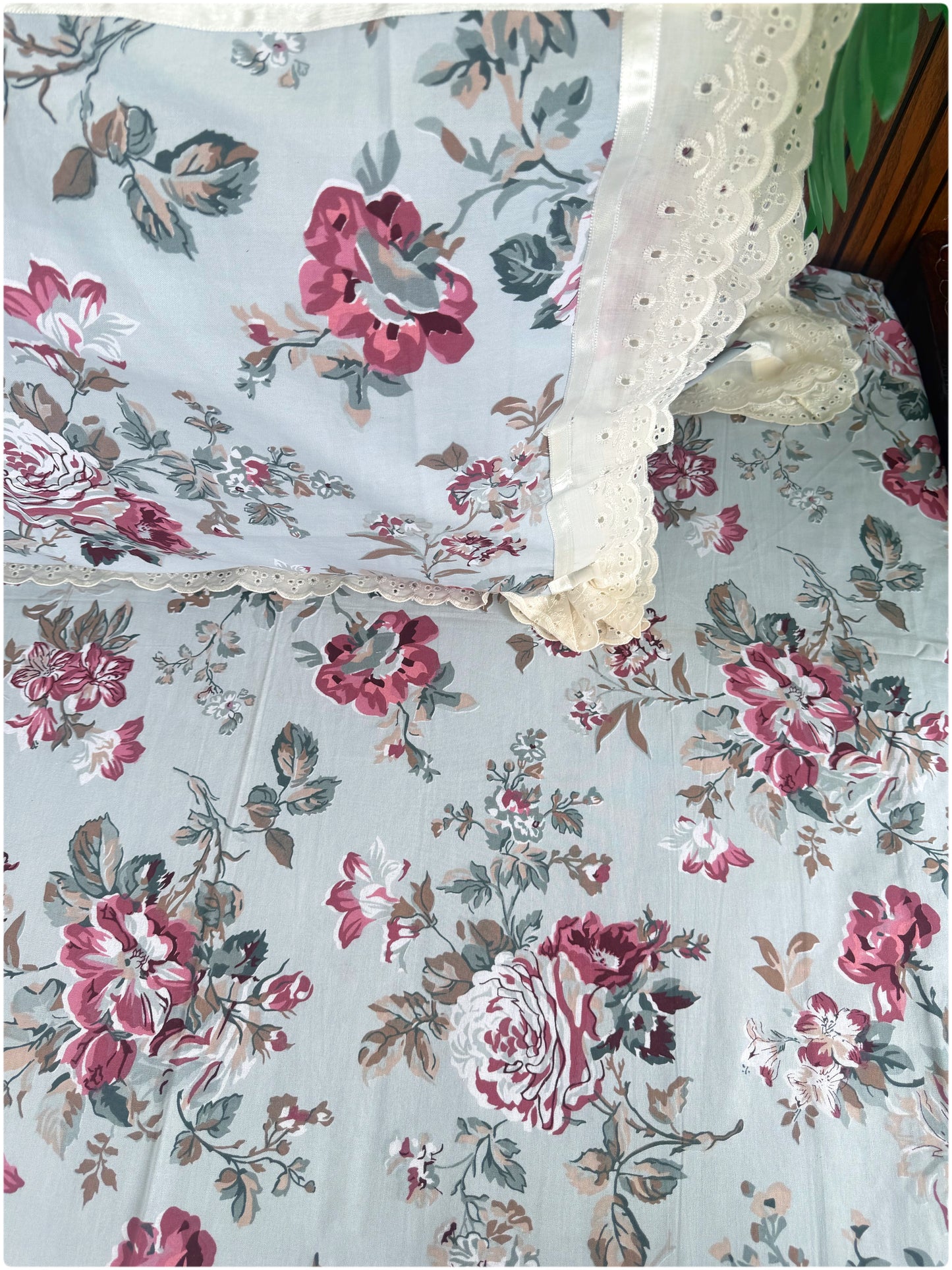 Floral Printed Super King Sized Bedsheet & Pillow Covers with Lace