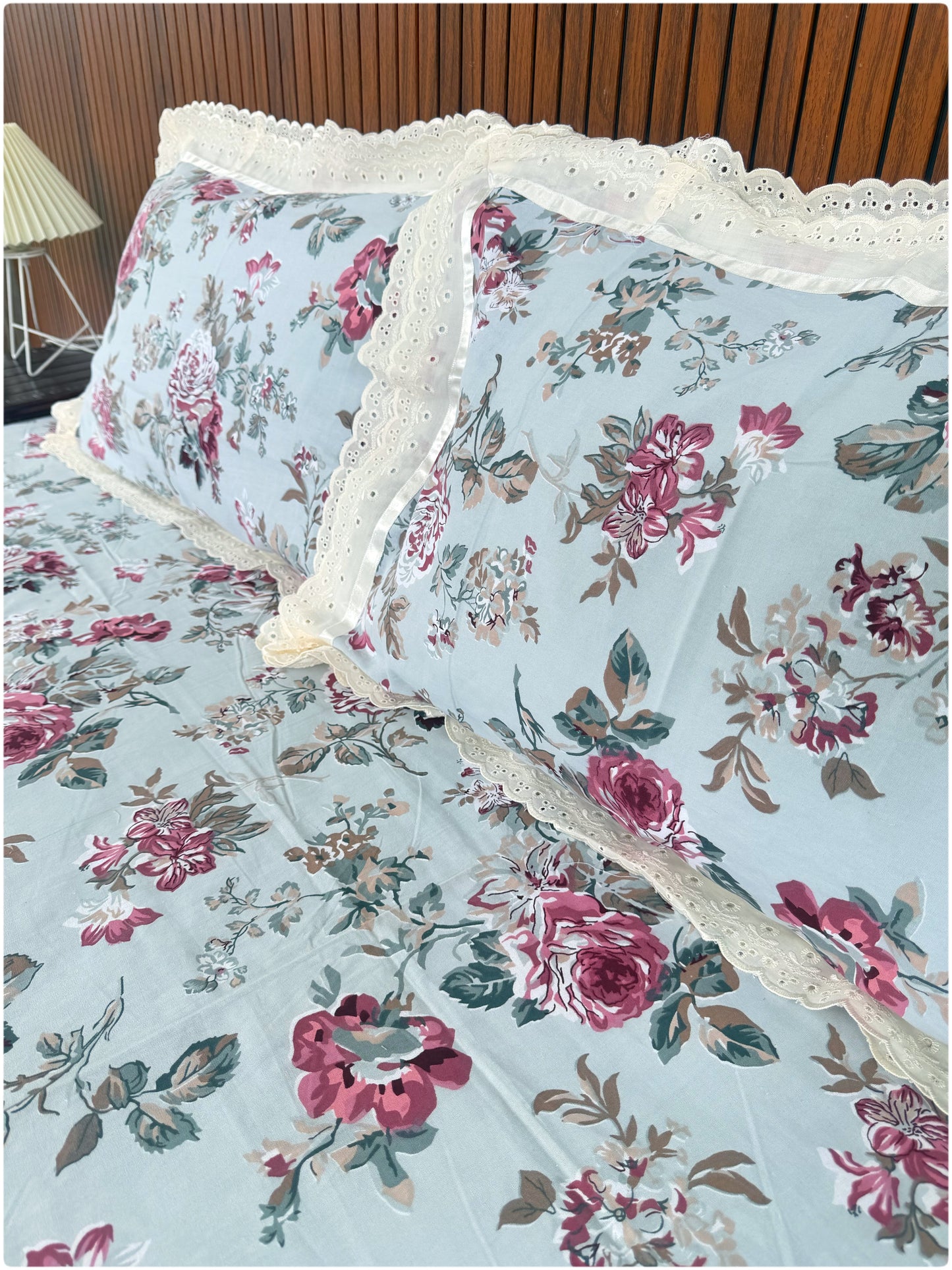 Floral Printed Super King Sized Bedsheet & Pillow Covers with Lace
