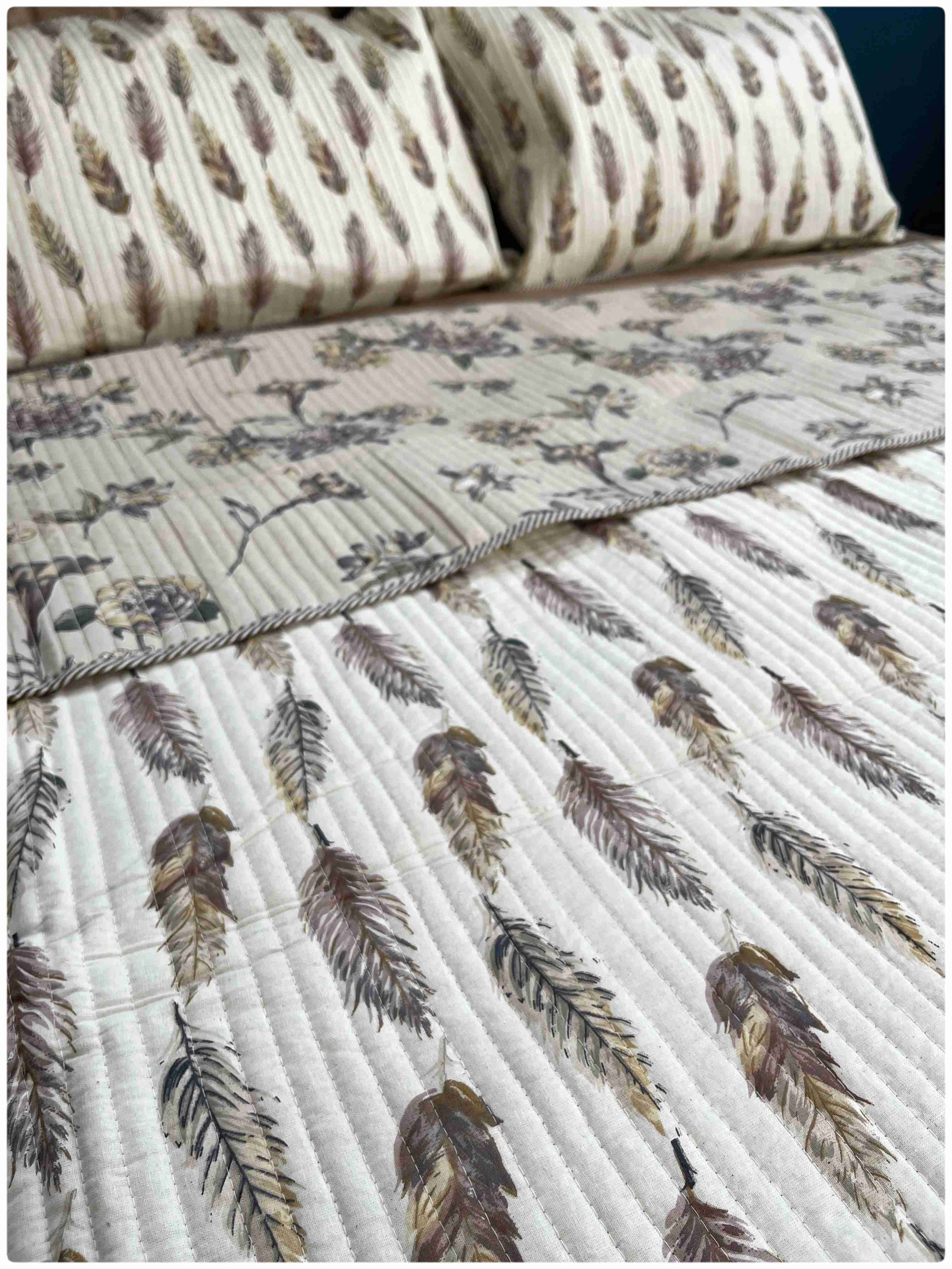 Decaso Bedspreads - Pale Silver