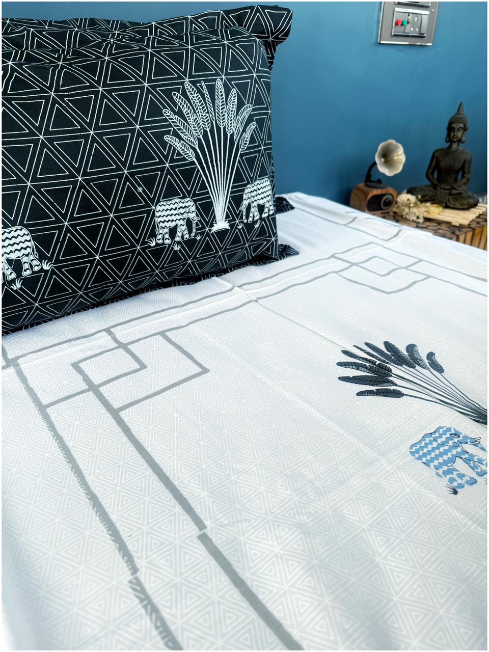 Decaso Ethnic - White & D.Grey