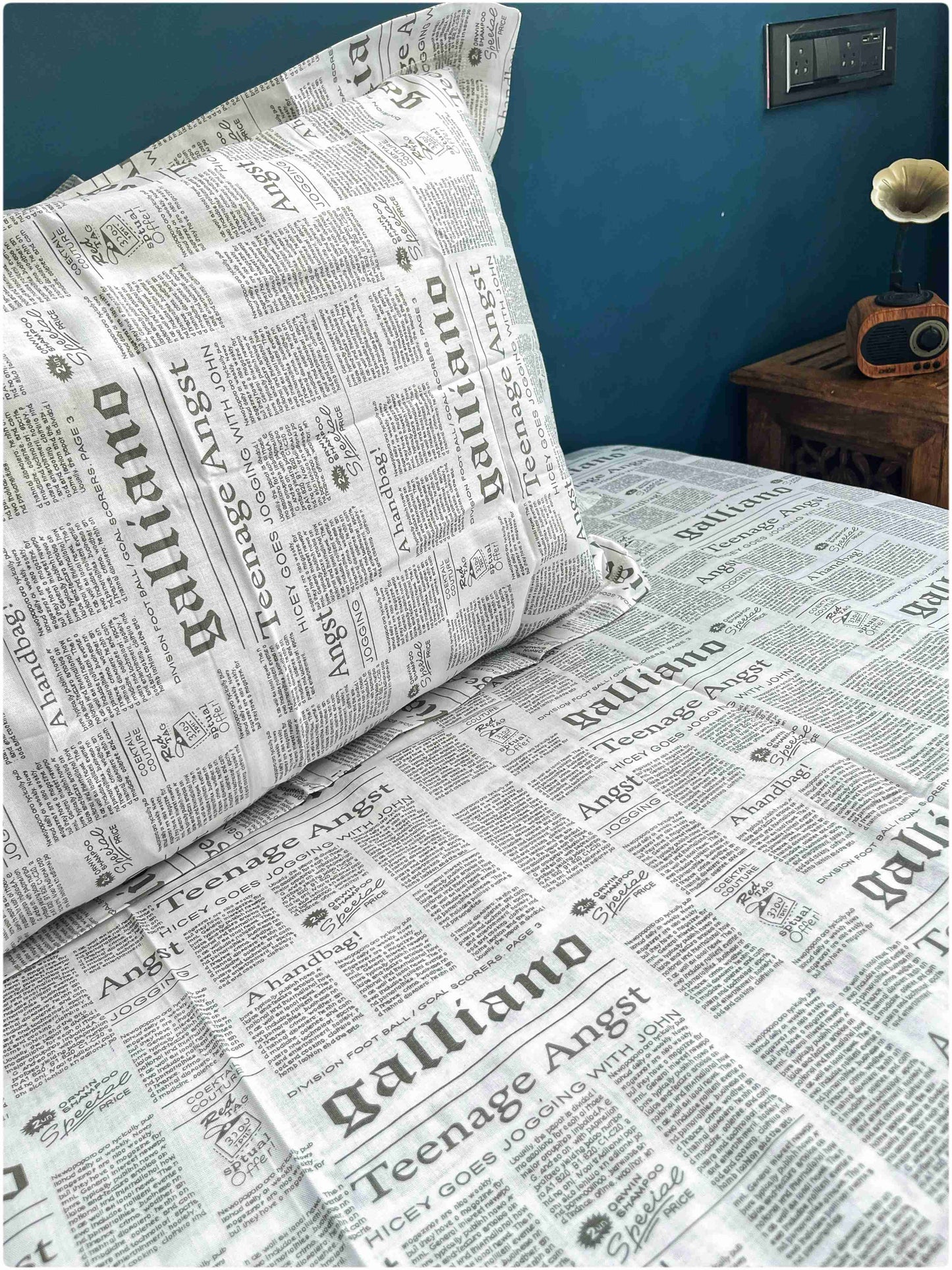 Decaso Newspaper Print - Grey